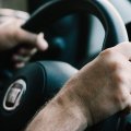 Az autósok többsége engedné, hogy a biztosítók nyomon kövessék a vezetési szokásait